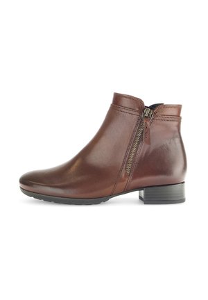 Bottine en cuir marron avec une finition lisse, fermeture éclair sur le côté et un petit talon carré. Design classique avec des accents minimaux.