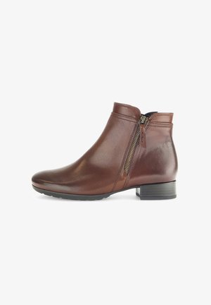 Bottine en cuir marron avec une finition lisse, fermeture éclair sur le côté et un petit talon carré. Design classique avec des accents minimaux.