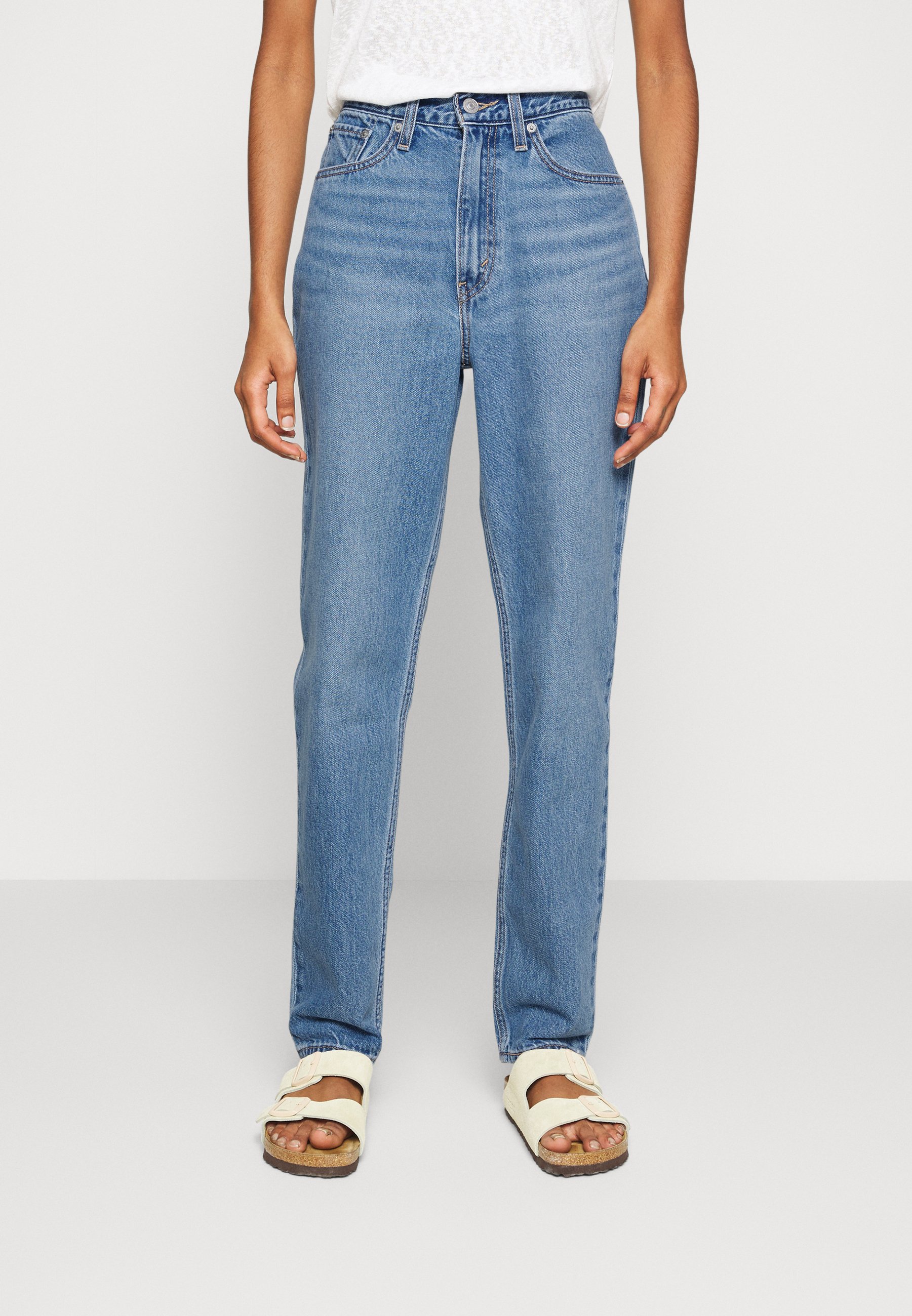 Levis dames Kenmerken: Featherweight Mom Short Med Indigo