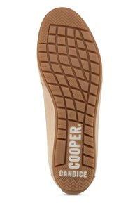 Guma na podrážce boty s texturovaným hnědým vzorem, obsahujícím herringbone a diamantové tvary. Nápis "COOPER CANDICE" vytištěný bílou barvou.
