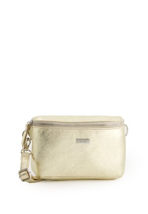 Guld metallic crossbody taske med lynlås, rektangulær form, tekstureret overflade og en aftagelig rem. Indeholder et lille logoanhænger.