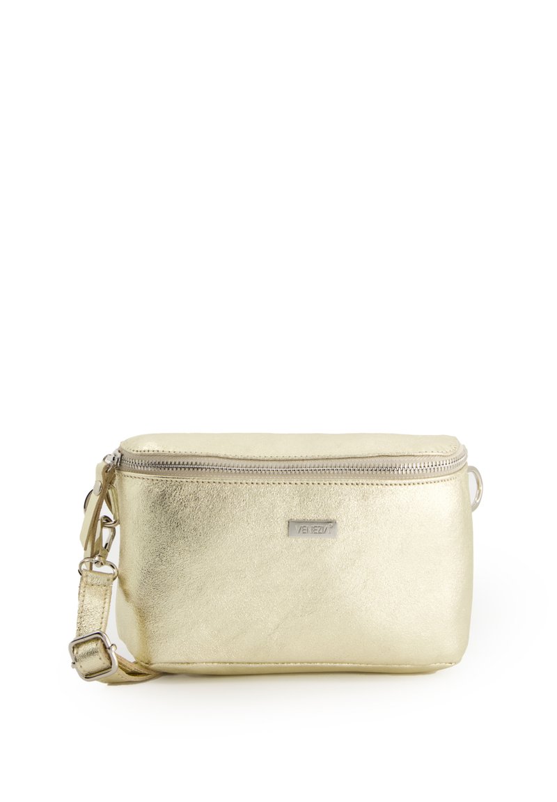 Guld metallic crossbody taske med lynlås, rektangulær form, tekstureret overflade og en aftagelig rem. Indeholder et lille logoanhænger.