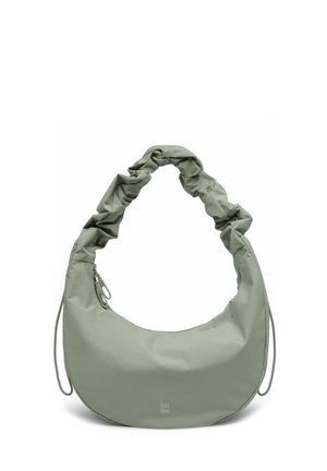 Bolso bandolera de color verde claro con forma de media luna, con asa fruncida y bolsillo con cremallera, logo "GOT BAG" en el centro delantero.