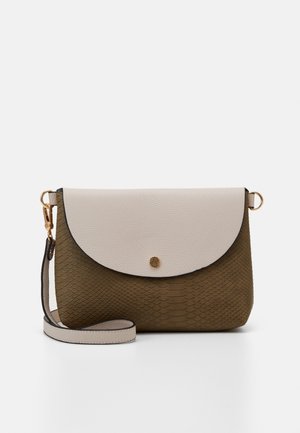 Torebka crossbody z oliwkowym, teksturowanym korpusem, gładką klapką w kolorze złamanej bieli, złotym zapięciem na guzik oraz dopasowanym, odpinanym paskiem ze złotymi elementami.