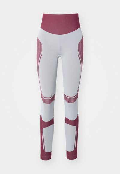 Egyéni szabású, bordázott textúrájú, lila és világosszürke leggings, magas derékkal és a lábak mentén elhelyezett kiemelt panelekkel.