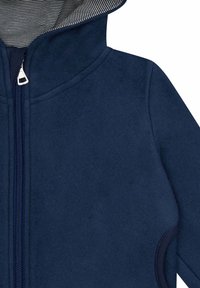 Marineblauwe fleece jack met een ritssluiting aan de voorkant, gestreepte voering in de capuchon en geribbelde manchetten. Gladde textuur en minimalistisch ontwerp.