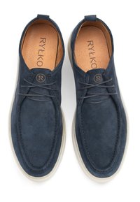 Scarpe in suede blu navy con una texture liscia, dotate di una chiusura a lacci, punta rotonda e una suola in gomma di colore chiaro. Logo "RYŁKO" visibile all'interno.