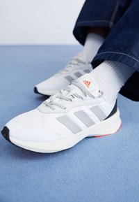 Unausgewählt, footwear white/grey two/solar red