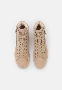 Sneaker alte in pelle testurizzata beige, con zip metallica, lacci beige e collo imbottito per il comfort. Suola in gomma.