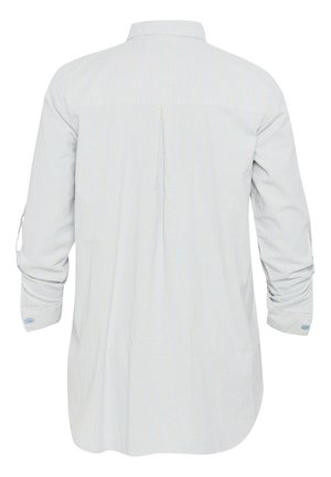 Chemise bleu clair avec des rayures blanches verticales, manches longues avec des poignets retournés, pli dans le dos, ourlet arrondi et col à boutons.