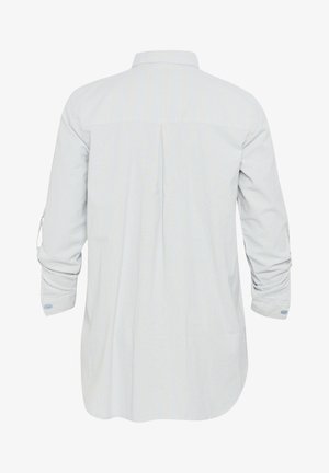 Világoskék ing függőleges fehér csíkokkal, hosszú ujjú, felgombolt mandzsettával, hátán redővel, ívelt alsó résszel és gombos gallérral.