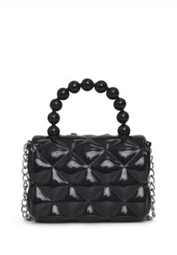 Borsa a tracolla nera trapuntata realizzata in materiale lucido, con manico superiore decorato con perline e tracolla in catena argentata. Dettaglio a motivo diamante testurizzato.