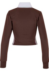 Barna, hosszú ujjú, cropped top fehér gallérral, illeszkedő fazonnal, sima tapintással és kontrasztos rózsaszín oldalsó díszítésekkel.