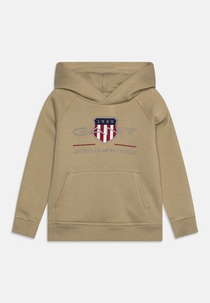 Beige børne hættetrøje med frontlomme og GANT-logo med et skjold og teksten "1949 American Sportswear."