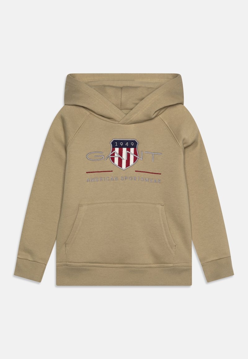 Sweat à capuche beige pour enfants avec poche avant et logo GANT comportant un écusson et le texte "1949 American Sportswear."