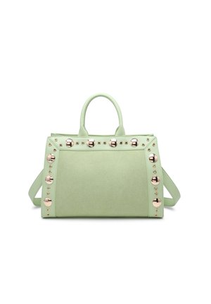 Borsa verde chiaro con doppi manici e tracolla, decorata con grandi borchie rotonde dorate lungo i bordi.
