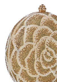 Złota kopertówka z okrągłym wzorem pokrytym lśniącymi cyrkoniami, z kwiatowym motywem w odcieniach złota, beżu i bieli.