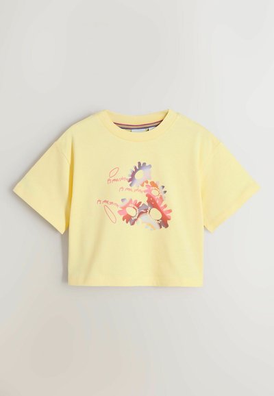 T-shirt court jaune avec imprimé floral abstrait coloré et texte "PS Paul Smith" sur le devant, manches courtes et col rond.