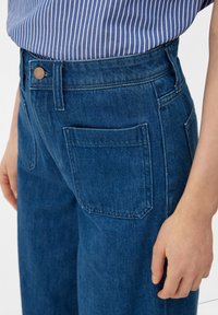 s.Oliver REGULAR CULOTTE MIT AUFGESETZTEN TASCHEN - Flared Jeans - blau