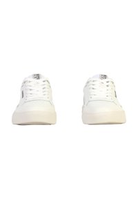 Sneaker bianche con tomaia in pelle liscia, punta tonda, lacci piatti e suola in gomma texture. Presentano un marchio minimale sulla linguetta.