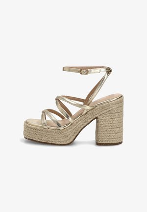 Sandalia de tacón alto con tiras doradas, plataforma de cuerda trenzada y tacón grueso, con una correa con hebilla en el tobillo.