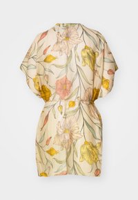 Blomstrete omslagskjole i myk stoff med gule, rosa og grønne toner. Har korte ermer og et belte i midjen for justerbar passform.