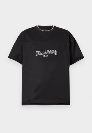 Camiseta negra de manga corta con texto blanco "BILLABONG A.I" centrado en el pecho, mostrada sobre un fondo gris claro.