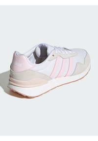 Lagana tenisica s bijelim mrežastim gornjim dijelom, sivim detaljima od brušene kože, tri ružičaste pruge i bež gumenim potplatom. Logo na peti.