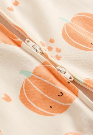 Eingekleideter Babyschlafanzug aus weichem cremfarbenem Stoff mit orangefarbenen Kürbismustern und subtilen grünen Akzenten. Weiße Reißverschlussdetails vorne.