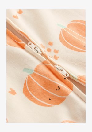 Zipsová spací súprava pre dojčatá v mäkkej krémovej farbe s oranžovými vzormi tekvíc a jemnými zelenými akcentmi. Biele zipsové detaily na prednej strane.