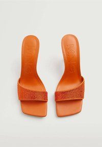 Sandales orange à enfiler avec une large sangle ornée de strass, un fini mat lisse, et un design à bout carré.