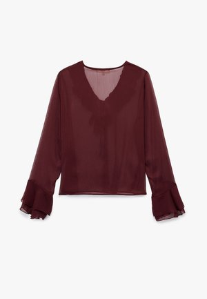 Bordeaux doorzichtige blouse met lange, uitlopende mouwen en een V-hals. Heeft gerimpelde details rond de halslijn en is licht van materiaal.