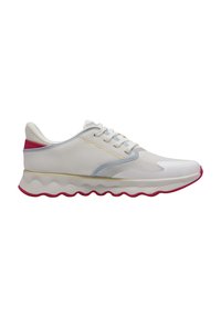 Scarpa da ginnastica bianca con tomaia in rete, accenti blu e rosa, design a zigzag sul lato e suola in gomma ondulata con rifinitura rosa.