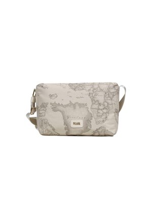 Bolso bandolera rectangular beige con estampado de mapa mundial vintage, cierre dorado y correa ajustable sobre fondo blanco.