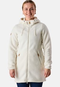 Weiße Fleecejacke mit Kapuze, Reißverschluss vorne, zwei Seitentaschen und Holzakzenten. Weicher Stoff und mittellanges Design.