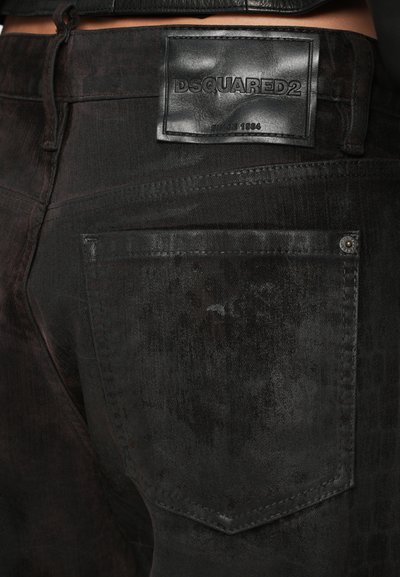 Jeans din denim negru cu o finisare texturată, având un patch din piele cu logo pe spate și o buzunar standard pe spate cu un buton metalic.