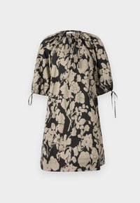 Robe fleurie noire et beige longueur genou avec encolure froncée, manches bouffantes aux coudes et liens réglables aux poignets.