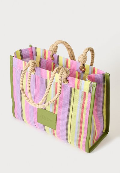 Sac cabas rayé coloré avec garniture verte et poignées en corde, présentant des lignes verticales pastel rose, jaune et lavande sur un matériau tissé.