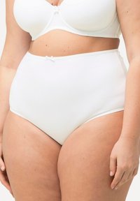 Valkoiset korkeavyötäröiset puuvillapantterit, joissa on pehmeä rakenne ja pieni nauha koristeena vyötäröllä.