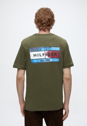 Tommy Hilfiger, BACK FLAG GRAPHIC TEE - T-shirt imprimé - huntsman green