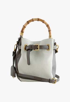 Beige Leinwand- und taupefarbenes Lederhandtasche mit Bambusgriff, goldfarbenen Schnallendetails und verstellbarem Schulterriemen.
