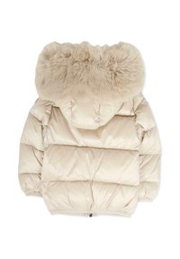 Giacca puffer beige con cappuccio in pelliccia sintetica removibile. Presenta sezioni trapuntate e polsini elasticizzati. Chiusura con zip nella parte inferiore.