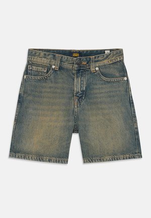 Pantalones cortos de mezclilla en azul claro con secciones desgastadas. Cuenta con cinco bolsillos, presillas para el cinturón y un cierre de botón. Bajo horizontal a la altura de la rodilla.
