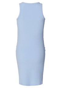 Hellblau gestreiftes, tailliertes Kleid mit ärmellosem Design, runder Ausschnitt und gerafften Seiten. Der Stoff wirkt glatt und dehnbar.