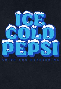 Il testo blu e bianco recita "PEPSI GELATA" con accenti simili a fiocchi di neve sulle lettere. Sotto, "FRESCA E RINFRESCANTE" in caratteri più piccoli su uno sfondo scuro.