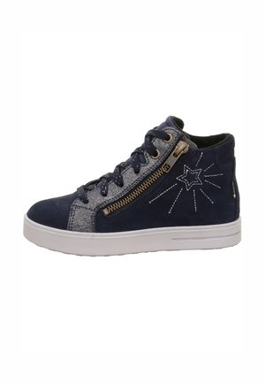Helle marineblaue Wildleder-Hochtop-Sneaker mit silbernen Textilakzenten, dekoriert mit einem Sternenmotiv und einem seitlichen Reißverschluss für ein einfaches An- und Ausziehen. Weiße Gummisohle.