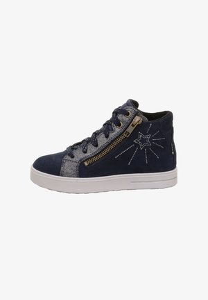 Sneaker high-top in camoscio blu navy con accenti in tessuto argentato, decorata con un design a stella e una cerniera laterale per una facile calzata. Suola in gomma bianca.