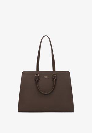 Barna textúrájú bőr bevásárlótáska, két erős fogantyúval, téglalap alakú, elülső logó részletű.