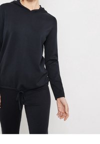 Schwarzer Kapuzenpullover mit Kordelzug an der Taille, langen Ärmeln und einer weichen, glatten Textur. Lässiges Design, das sich für entspannte Freizeitkleidung eignet.