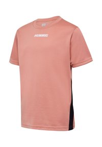 T-shirt de sport rose clair avec un col rond, des manches courtes et un panneau latéral noir avec le logo "HUMMEL" en blanc sur le devant.